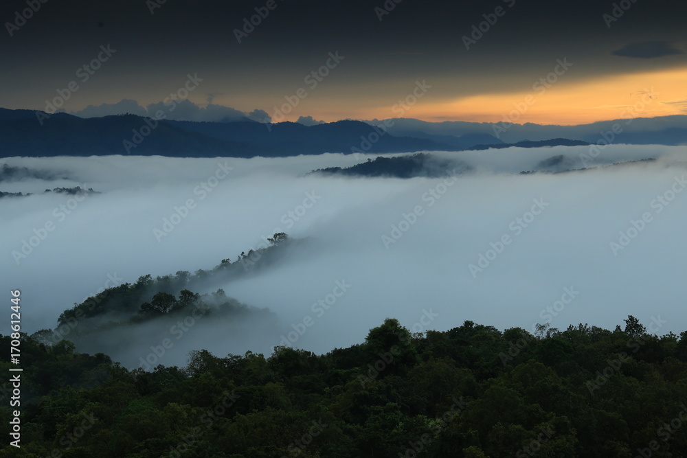 Obraz premium Beautiful morning landscape with mountains and sea of mist at Doi Hua Mod, Umphang Wildlife Sanctuary, Umphang district, Tak Province, Thailand