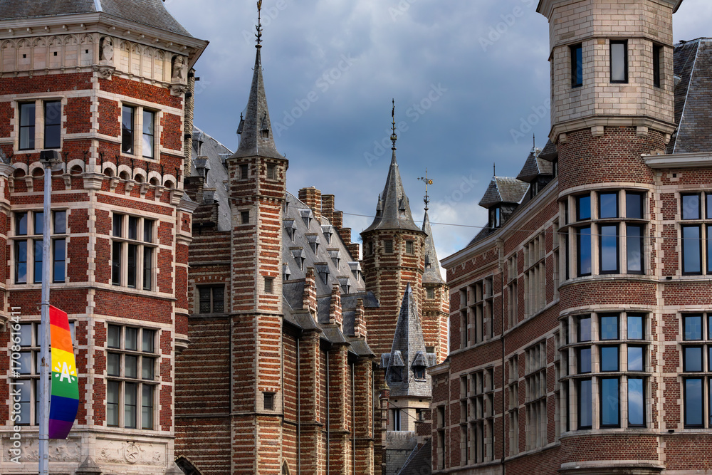 Fototapeta premium Piękne kamienice w centrum Antwerpii