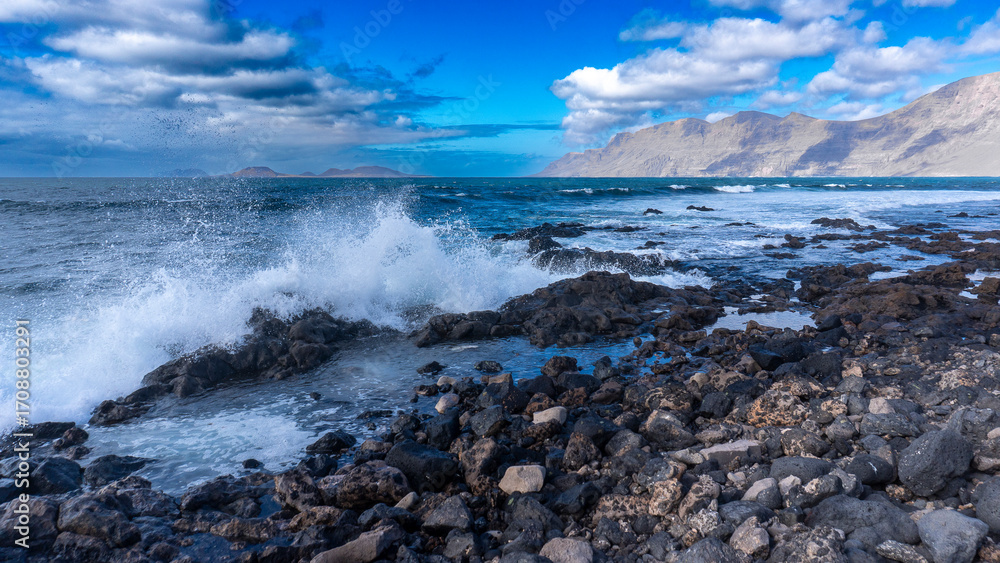 Obraz premium Waves Crashing on Volcanic Shore, Famara, Lanzarote 
