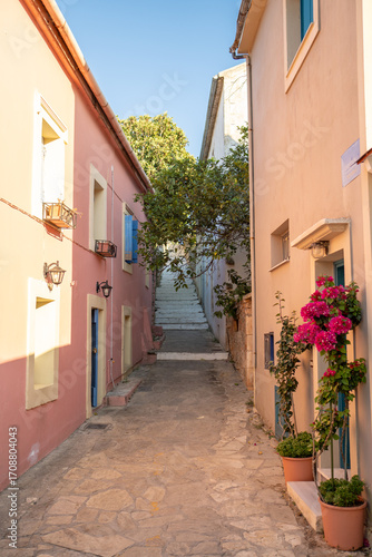 Fototapeta Naklejka Na Ścianę i Meble -  narrow street in Fiskardo, Kefalonia 