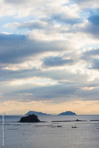 朝の海と太陽の光芒（大分県臼杵市）