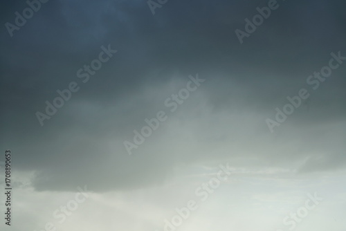 Gelbliches Sonnenlicht und ilder, reiner, lebhafter wolkiger Himmel aus großen luftigen Wolken Gebilden