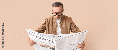 Worried mature journalist r...