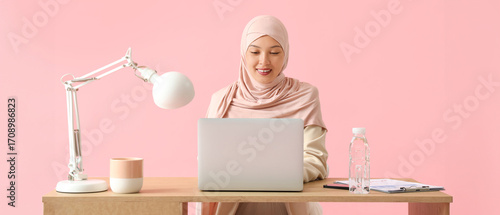 Young Muslim businesswoman ...