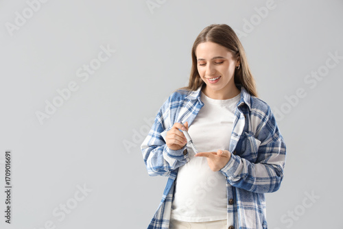 Young pregnant woman with g...