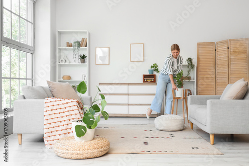 Female interior designer pu...