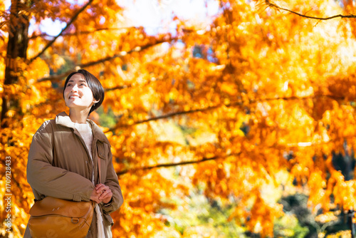 紅葉を楽しむ女性　ライフスタイルイメージ