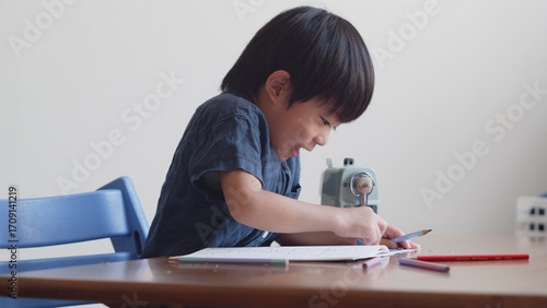 Obraz na płótnie ひらがなのを書く練習をする5歳の男の子