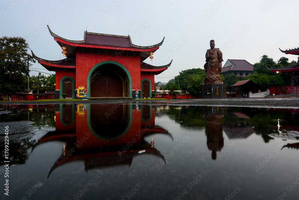 Fototapeta premium Reflection of Beautiful Sam Poo Kong Chinese Temple in Semarang Indonesia