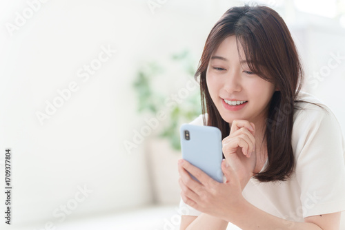 スマホを使う若い女性