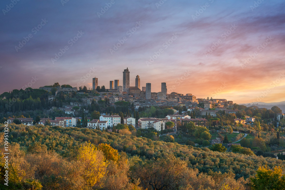 Obraz premium Medieval towers of San Gimignano hilltop town at sunris. Tuscany, Italy