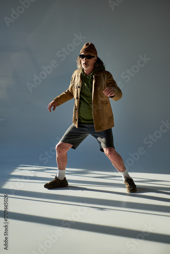 Fotografía Dapper senior gentleman showcasing trendy fashion in a stylish indoor setting