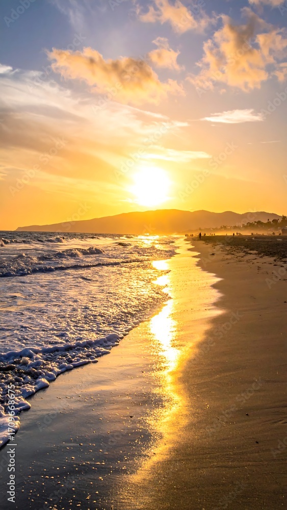 Fototapeta premium Golden sunset beach scene