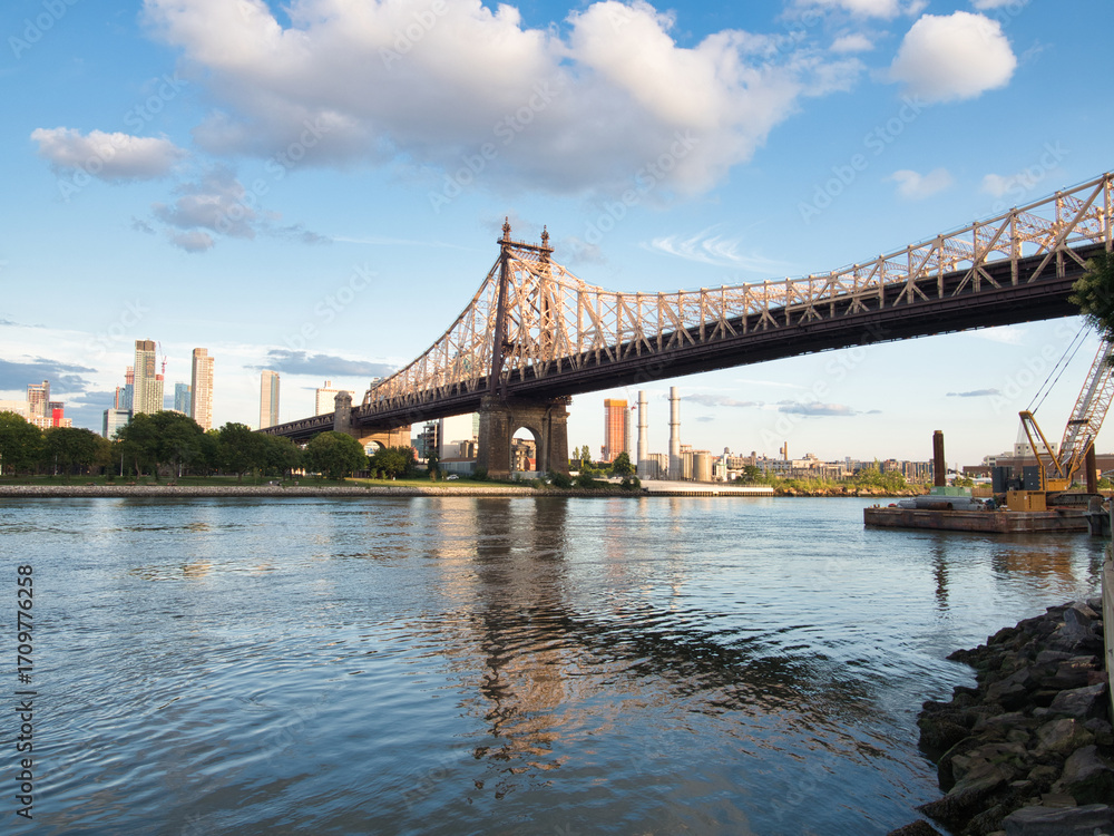 Fototapeta premium Queensboro Bridge and Midtown Manhattan Skyline - The Queensboro Bridge over the East River with the Midtown Manhattan skyline at sunset, New York City.