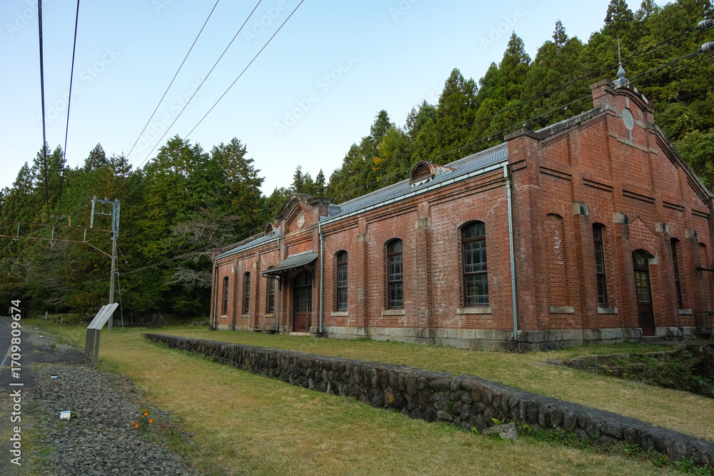 Obraz premium 群馬県安中市 夕暮れのアプトの道、丸山信号場(旧丸山変電所)