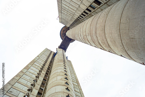 Canvas-taulu The Genex Tower in Belgrade: twin towers connected by a skybridge rise against a pale horizon