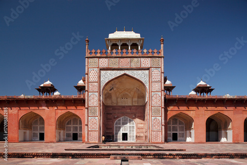 Obraz na plátně Akbar's tomb mausoleum Mughal emperor Akbar Sikandra Agra Uttar Pradesh India