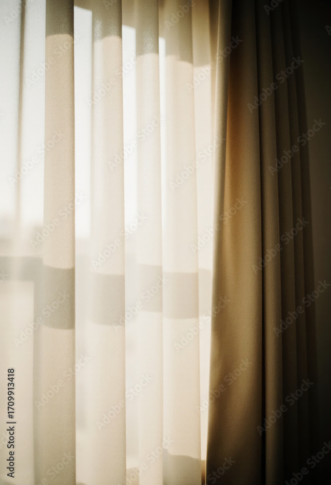 Obraz premium Soft, natural light shines through sheer beige curtains, creating a warm and inviting atmosphere in a peaceful room during daytime Generative AI
