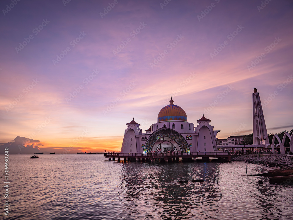 Obraz premium Malacca Straits Mosque at Sunset, Malaysia