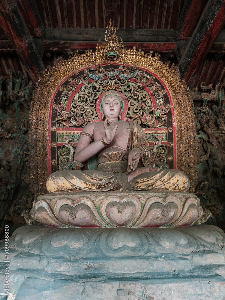 Obraz premium buddha statue and sculpture art in ancient Chinese temple