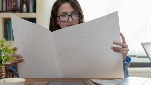 Εκτύπωση καμβά business woman using tablet pc for reading news