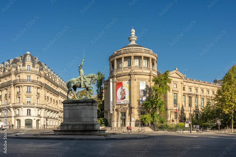 Obraz premium Paris, France - 09 09 2025: Panoramic view of George Washington Monument in the middle of the roundabout