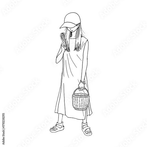 モバイルファンを顔に当てながら暑さをしのぐワンピースの女性（mono、png）