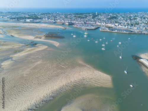 Les traicts du Croisic sont des bras de mer dans la presqu'île guérandaise, à l'ouest des marais salants de Guérande en Loire-Atlantique, en France. Entre Pointe de Pen Bron et Presqu'île du Croisic