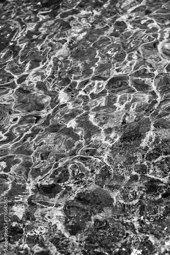 Foto fine art in bianco e nero di riflessi di luce su onde del mare