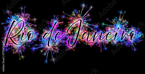 Kolorowe zimne ognie i fajerwerki układające się w kształt nazwy miasta Rio de Janeiro w Brazylii.