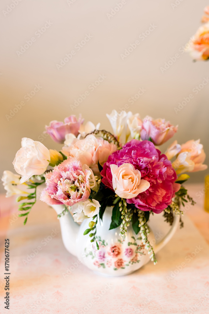 Fototapeta premium bouquet in a teapot 