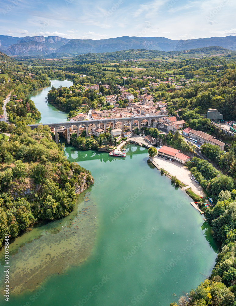 Fototapeta premium Saint Nazaire en Royans sur la rivière la Bourne