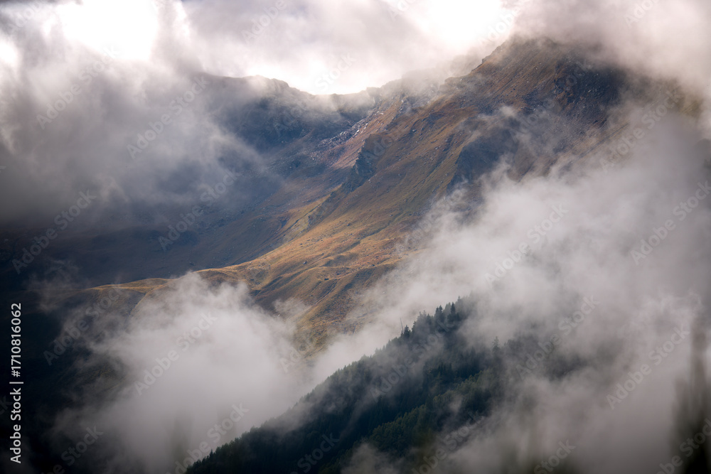 Obraz premium autumnal weather in the alps in the hohe tauern national park in austria