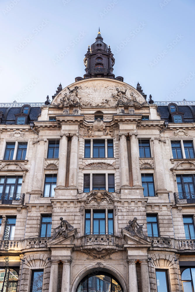 Obraz premium Bernheimer Haus in Lenbachplatz, Munich, Germany