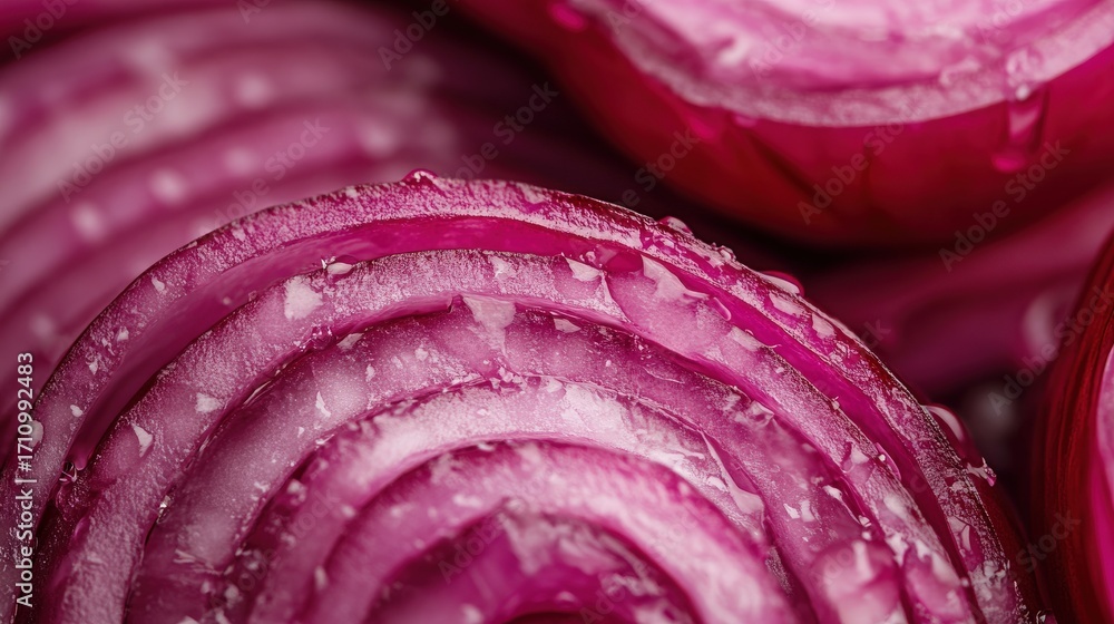 Obraz premium Close-up view of sliced red onions.