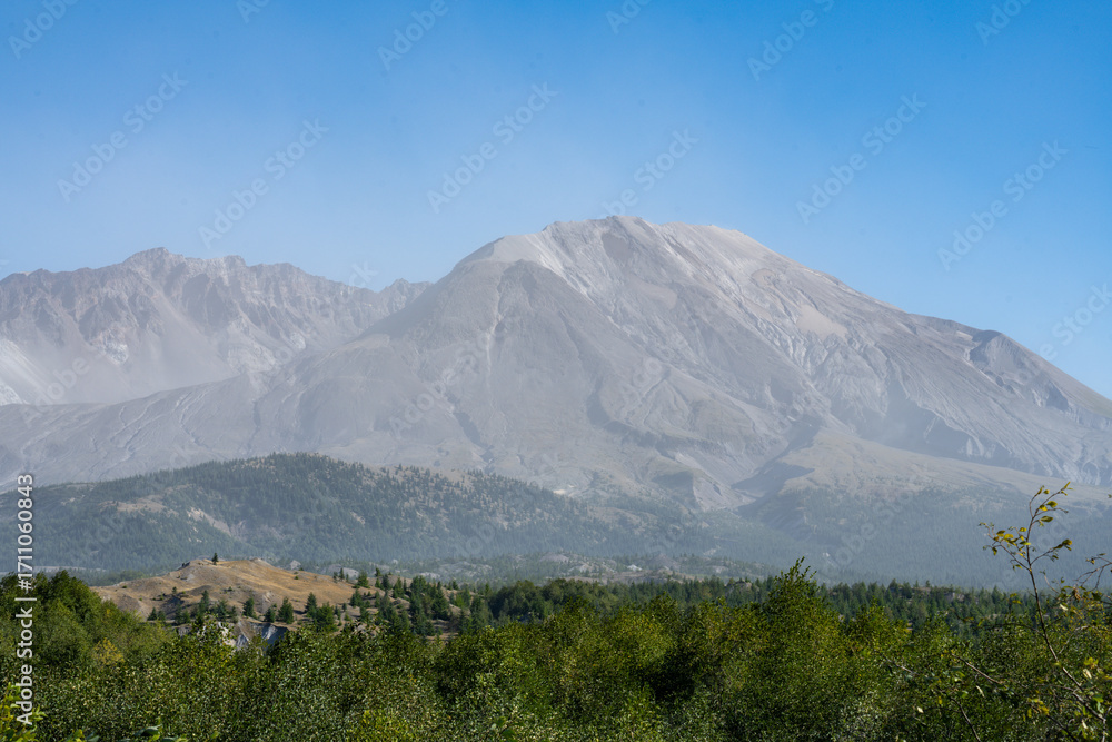 Obraz premium Mount St. Helens National Park in Washington State on a day of high winds blowing ash into the air causing resuspension and rumors of volcanic activity