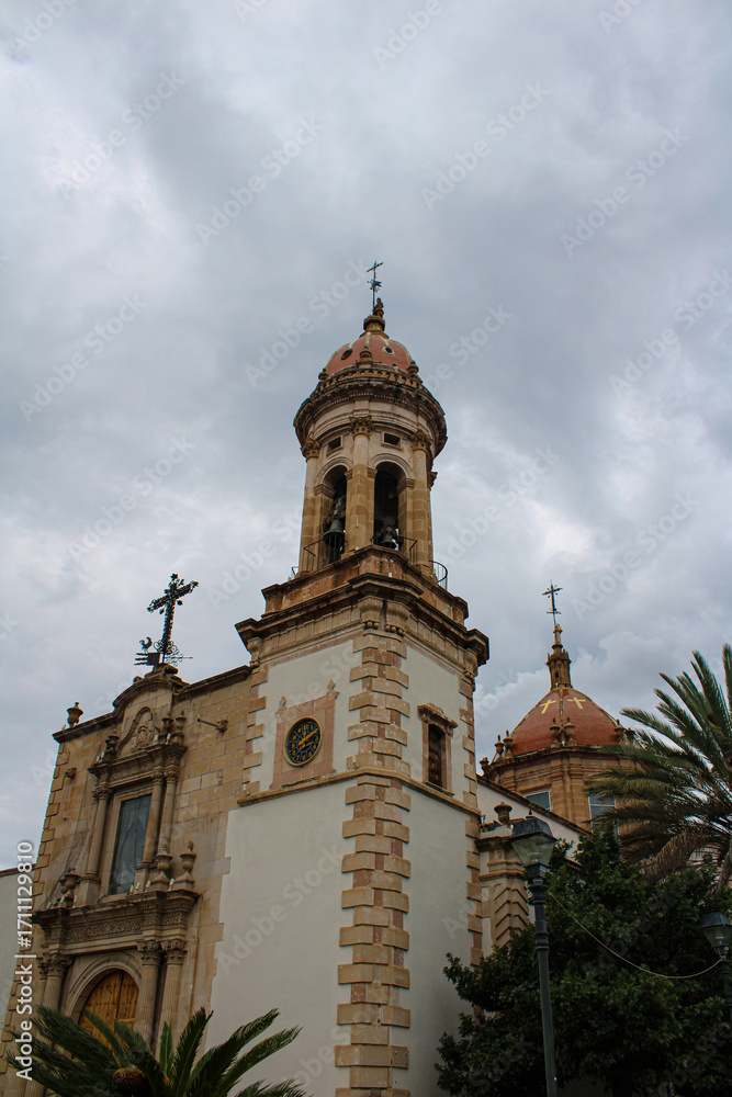 Fototapeta premium Campanario de iglesia en cielo nublado