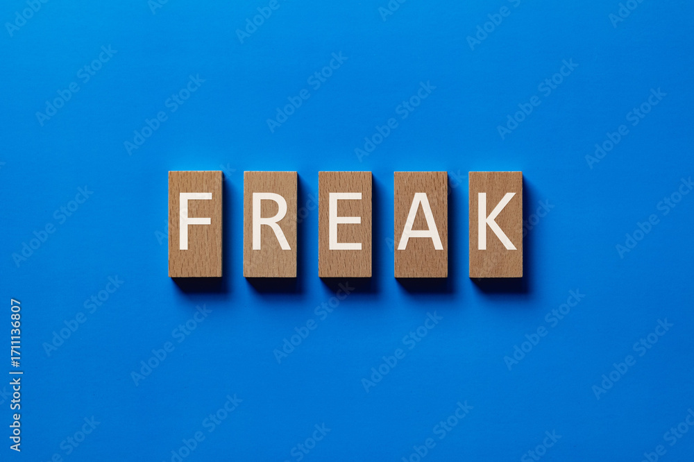 Obraz premium There is wood block with the word FREAK. It is as an eye-catching image.