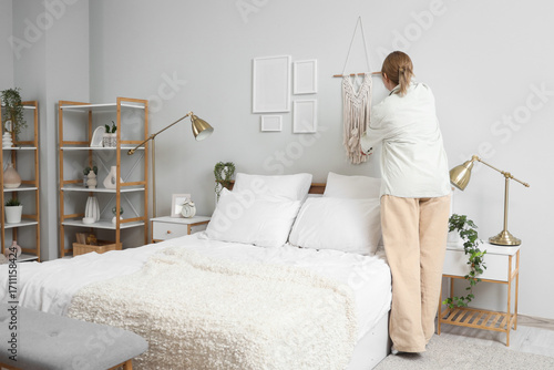 Female interior designer ha...