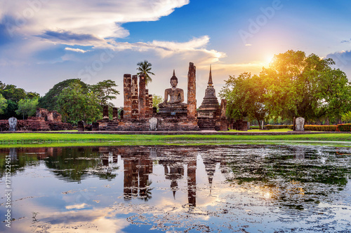 Obraz na plátně Buddha statue and Wat Mahathat Temple in the precinct of Sukhothai Historical Park, Wat Mahathat Temple is UNESCO World Heritage Site, Thailand
