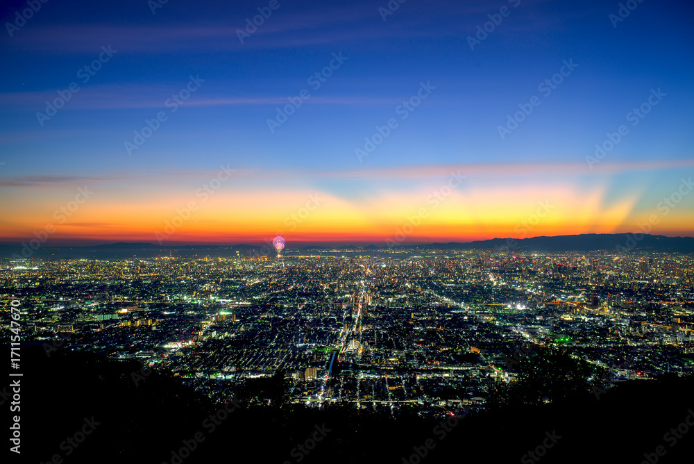 Fototapeta premium 大阪の夕暮れの夜景と打ち上げ花火