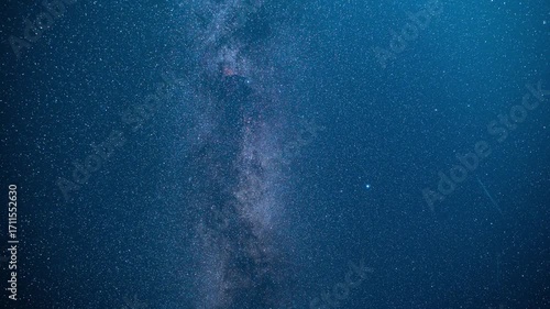 天の川と流星の星空のタイムラプス動画