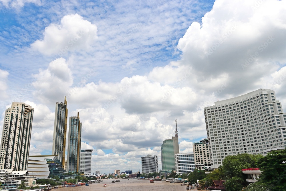 Obraz premium Cityscape and cloudscape at Sathon district Bangkok