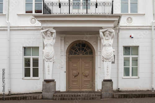 Fotografie Entrance of Tyszkiewicz manor featuring Atlantes sculptures in Vilnius, Lithuani