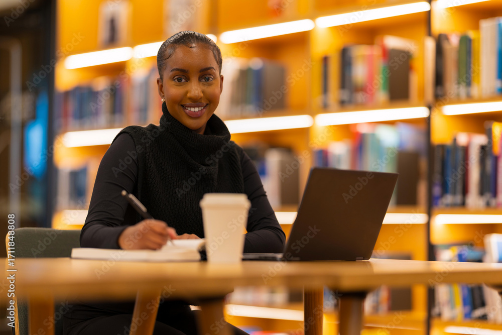 Obraz premium Student studying in modern library