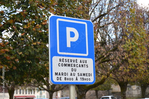 Photos Panneau de signalisation de parking réservé aux commerçants en France