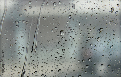 Wassertropfen an der Scheibe