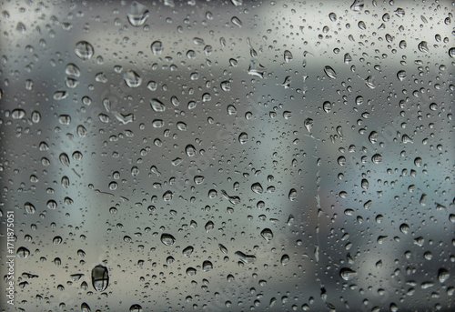 wassertropfen an der scheibe