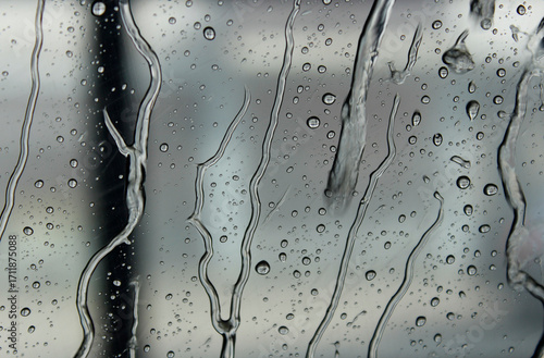 wassertropfen an der scheibe