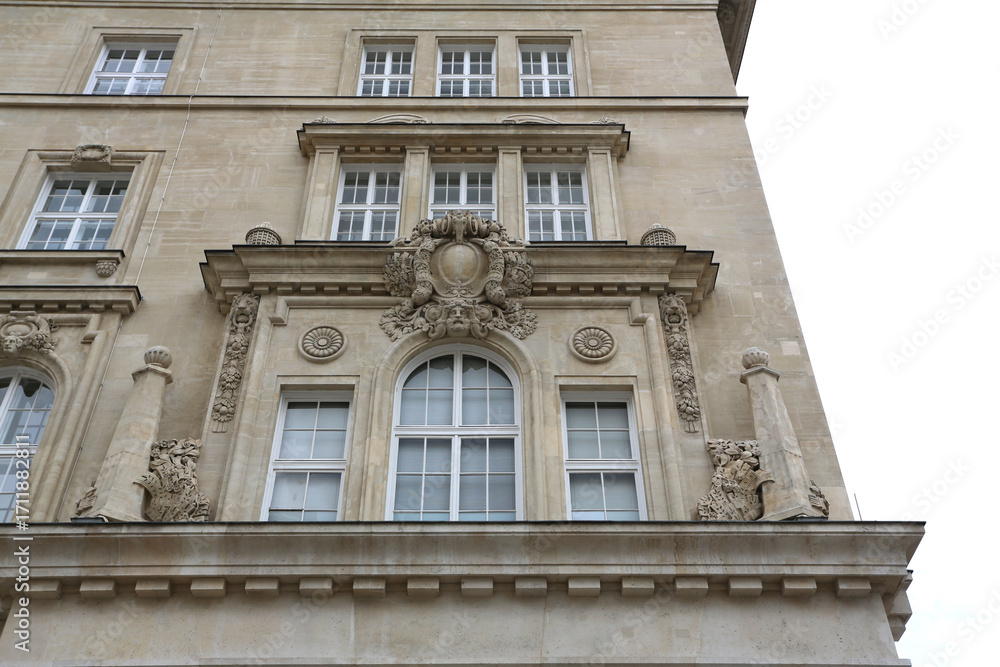 Obraz premium Décor ouvragé de fenêtre sur une façade d'immeuble à Vienne en Autriche